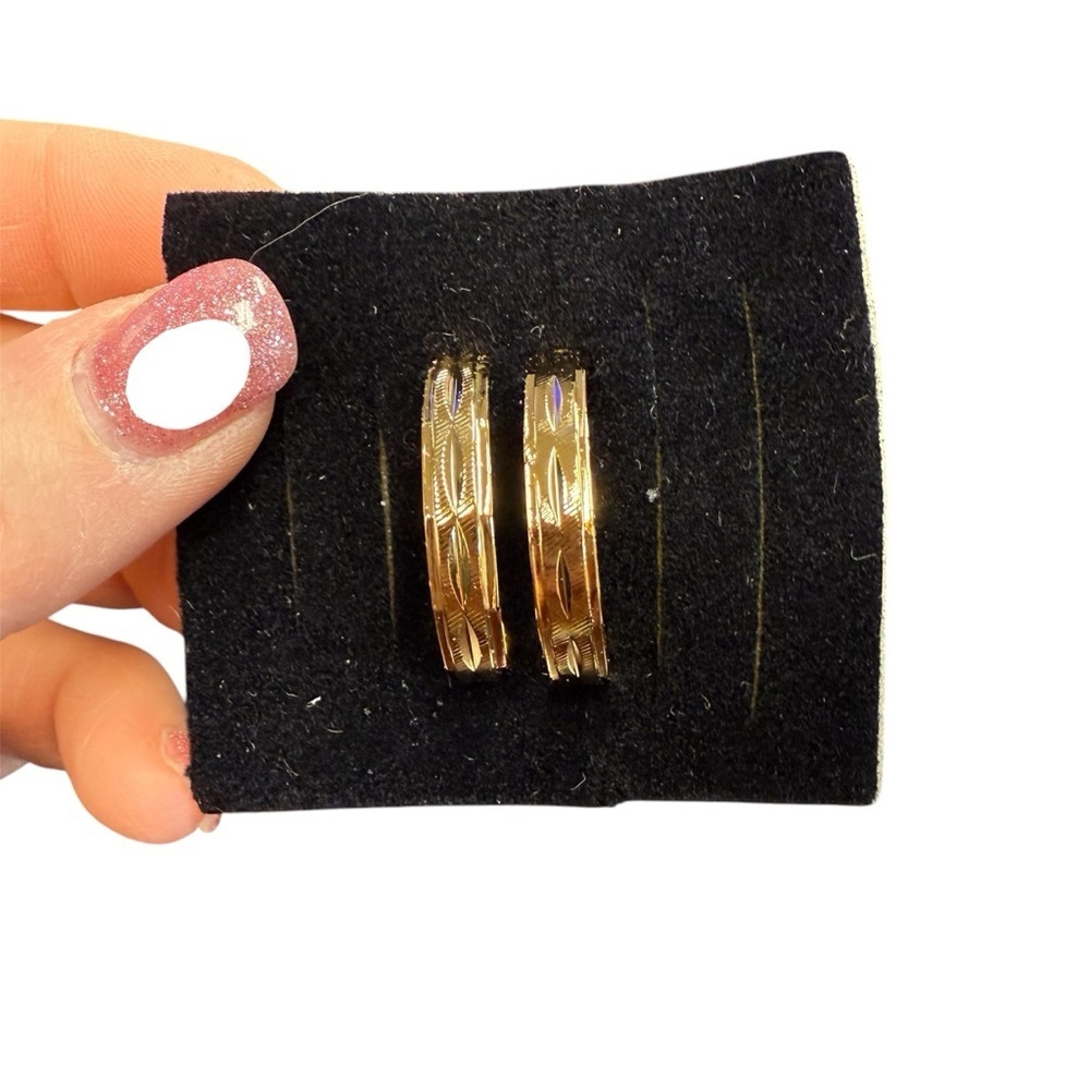 Avon diamond cut hoop clip earrings goldtone NIB vintage 1991